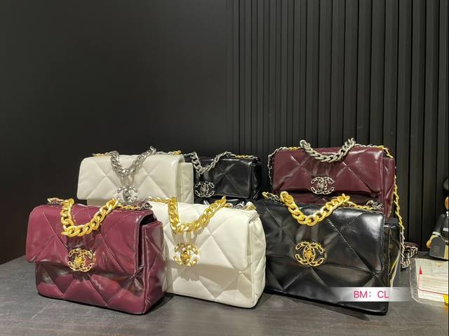 配折叠礼盒 Chanel19 Bag 自从欧阳娜娜带货后全球断货很难买到 皮质是羊皮有点像羽绒服包包 但是19的点睛之笔是什么呢？格子放大！格子放大后脱了香奈儿