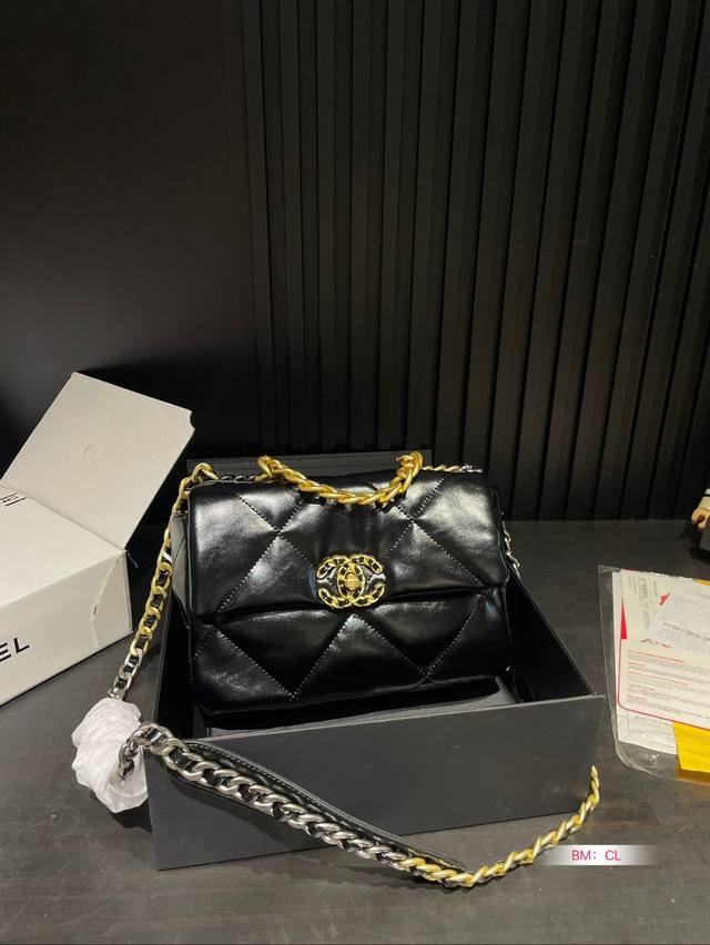 配折叠礼盒 Chanel19 Bag 自从欧阳娜娜带货后全球断货很难买到 皮质是羊皮有点像羽绒服包包 但是19的点睛之笔是什么呢？格子放大！格子放大后脱了香奈儿