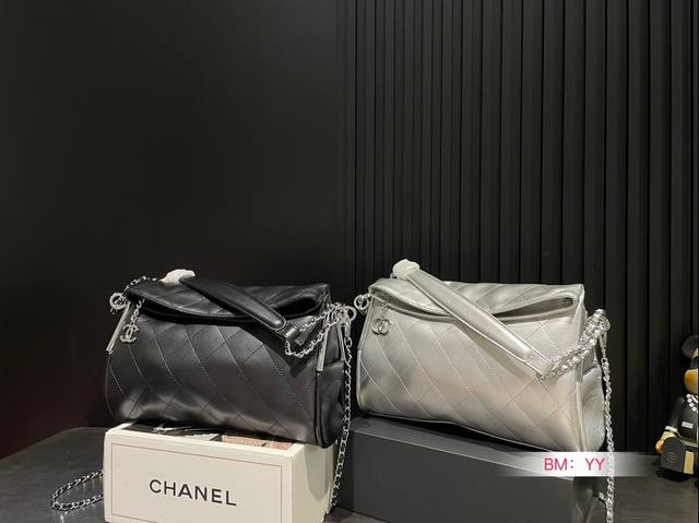 配折叠盒子 香奈儿 Hobo折盖包 极致松弛 自带慵懒吋髦 两侧银杆和皮穿链让他不会太软塌 拉链双c吊坠、浮雕 Logo 低调与奢华在这只包上若隐若现 出鏡率超