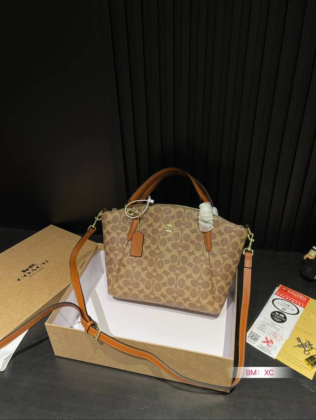 配盒 Coachgallery 2024 年新款饺子包 面料是经典的logo 老花 非常百搭蔻驰 一只很适合 日常物品都可以容纳 尺寸：26*23