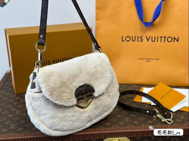 折叠盒 Iv新款滑雪出ski系列毛茸茸的好舒服国 当季新款，Speedy 25和hills手拿包出 手提和肩背都可以，链子更岛教长度可以调节的哦~25Cm