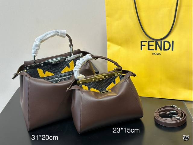 配盒 尺寸31*20 23*15 芬迪fendi Peekaboo小猫包 经典包型 时尚感爆棚 高级感满满 任何搭配都可轻松驾驭 配盒 尺寸31*20 23*15 芬迪fendi Peekaboo小猫包 经典包型 时尚感爆棚 高级感满满 任何搭配都可轻松驾驭