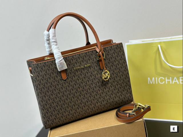 Mk新款托特包 自重超轻 新品托特包到店，可放a4纸和电脑，自重超轻，性价比也很高 尺寸32*23Cm