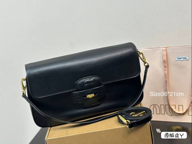 牛皮 Miumiu一只好看的金币包 带有金币装饰的新款手袋 腋下斜背两用 尺寸36*21Cm 牛皮 Miumiu一只好看的金币包 带有金币装饰的新款手袋 腋下斜背两用 尺寸36*21Cm