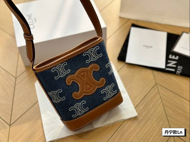 配盒 瑟琳celine Triomphe通体刺绣牛仔布和牛皮革迷你水桶包，尺寸：19. 5X16X7Cm