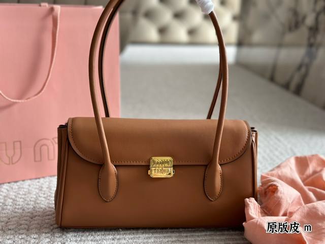 牛皮 配盒 Size：28*15Cm Miumiu 公文包 采用小牛皮 皮质光滑细腻柔软， 棉质缎面衬里。 背起来都很nice 哦 可手拎也可斜挎！ 出场就是m