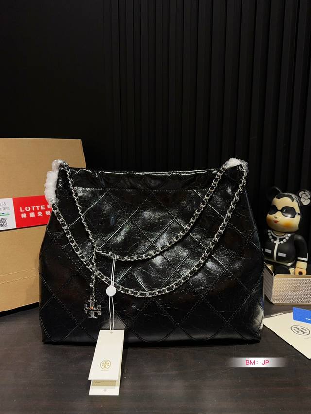 配盒 托里伯奇垃圾袋 菱格链条托特包 新款垃圾袋 质感很高级 容量超级大也很耐用 日常出街背它回头率百分百 就是这种随性慵懒感 尺寸：40*30