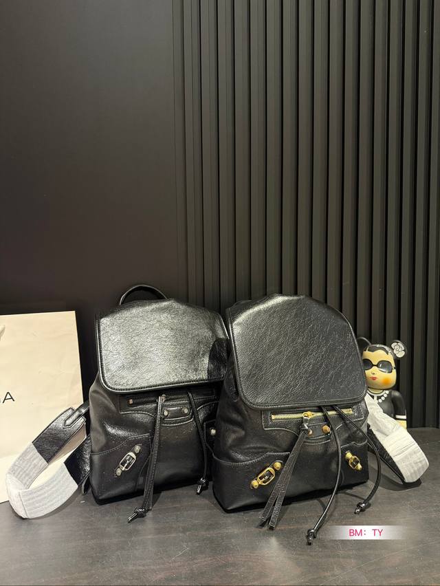 Balenciaga 巴黎世家机车双肩包 Balancing 这款我称之为最佳出行双肩包，众所周知，巴黎世家机车包基本才用羊皮，质感好又轻 便，双肩包本身就是解