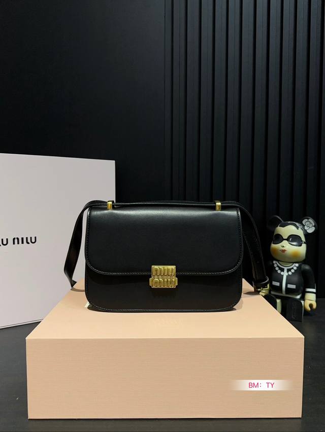 配盒 缪缪miumiu 豆腐包 可可爱爱小方包 质感太高级～ 复古时髦感拉到最满的同时容量也惊人 尺寸：23 16