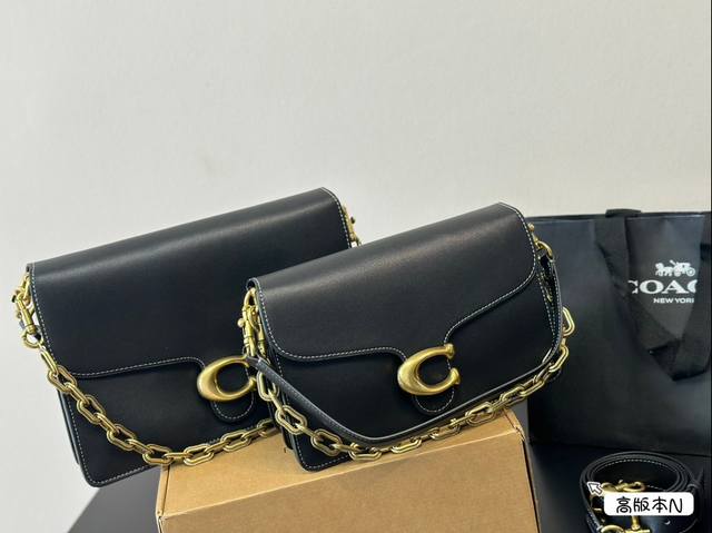 飞机盒 Coach又出来搞事情啦！ 又酷又飒又实用！！！ Coach上新的chain Tabby包身挺实有型，兼具softtabby的皮质柔韧触感！三条肩带解锁