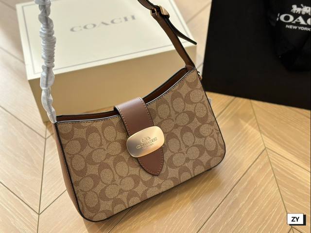 折叠盒 Coach 简约！Eliza系列腋下包啦这个腋下包太可了！！！简约的配色轻便型的设计 太好看 全新系列eliza系列！十二月新品精致的coach新金属标