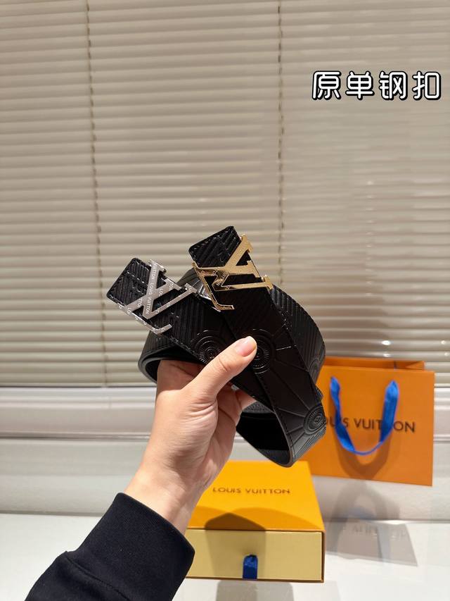钢扣 高版本！腰带lv牛皮皮带～热门款 男女通用皮带里面最火的版本啦～质量很好 全套包装！五金绝对不褪色 皮带头和专柜一样的哦～ 配礼盒手提袋发票