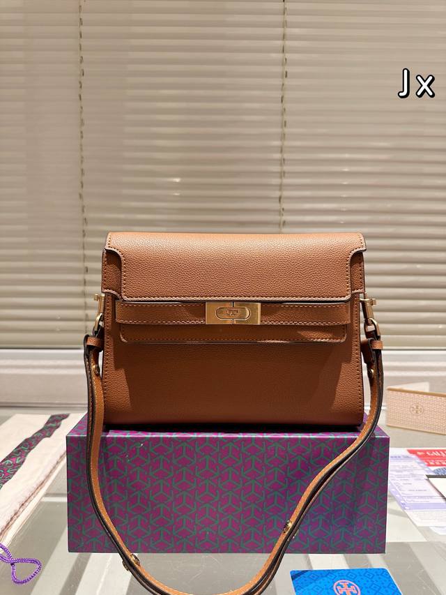 配盒 Size：24*18Cm Tb 托里伯奇新品到店哦！曼哈顿 Lee Radziwill肩背包 曲线优雅， 饰以标志性的 T 型锁扣带， 以lee Radz