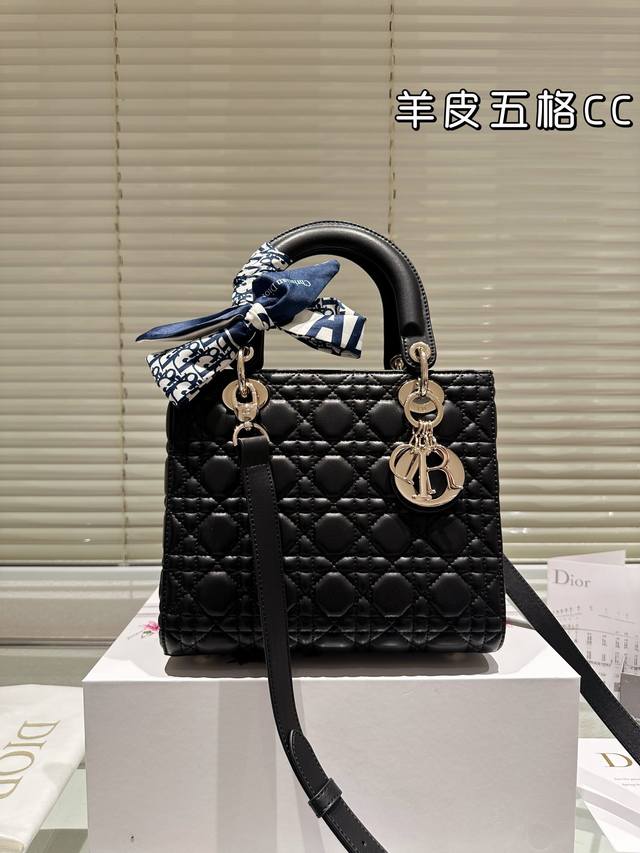 羊皮纹 原单品质 羊皮 “原版k金五金 不掉色 ” ｜全套包装dior 迪奥戴妃包！ 不好穿搭？？ 这款戴妃包算是迪奥最经典的包包之一了吧！！很多人都因为觉得它