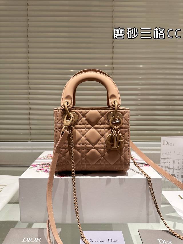 磨砂 原单品质 牛皮 “原版k金五金 不掉色 ” ｜全套包装dior 迪奥戴妃包！ 不好穿搭？？ 这款戴妃包算是迪奥最经典的包包之一了吧！！很多人都因为觉得它太
