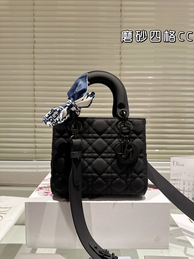 磨砂 原单品质 牛皮 “原版k金五金 不掉色 ” ｜全套包装dior 迪奥戴妃包！ 不好穿搭？？ 这款戴妃包算是迪奥最经典的包包之一了吧！！很多人都因为觉得它太