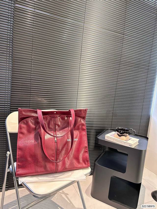 巴黎世家 Everyday 通勤大牌包 Belanciaga Everyday Xs Tote托特包 Balenciaga 巴黎世家的走秀同款托特包 独特的黑色 巴黎世家 Everyday 通勤大牌包 Belanciaga Everyday Xs Tote托特包 Balenciaga 巴黎世家的走秀同款托特包 独特的黑色