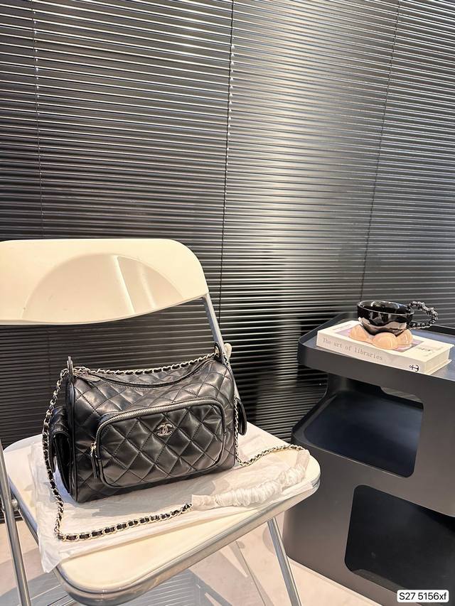 配折叠盒子 香奈儿2024大秀相机包 香奈儿秋冬大秀上配饰包包同样亮眼 百搭的同时又有创意十足。 尺寸 24 16 货号5156Xf