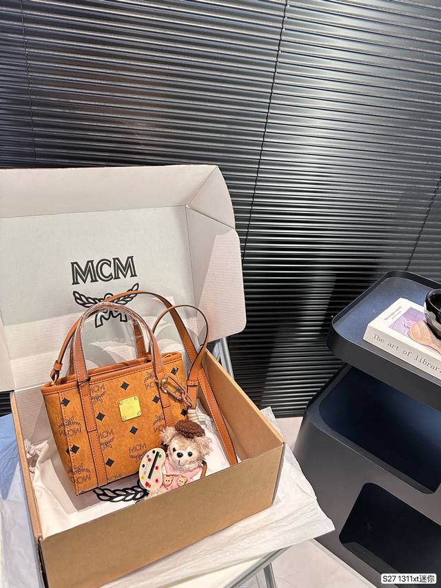 迷你 配盒子 Mcm菜篮子 新款 购物袋见过很多，简单大方，不得不说真的是超级惊艳，特别百搭，上身效果超好，感觉会精致优雅了好几个档次简约时尚！尺寸：16 14