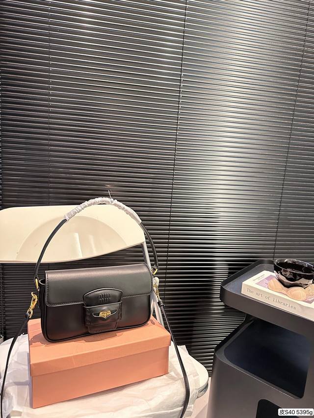 配盒子 纯皮缪缪金币腋下包 开挂的miumiu火遍全网了 今年miumiu真是开挂了啊把学院风拿捏的死死的太好看啦 尺寸：23 15 货号5395