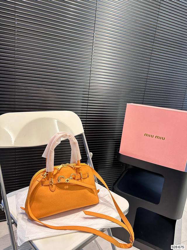 缪缪贝壳 要么说今年miumiu确实“妖”呢 不得不承认miumiu现在的产品越来越受欢迎了，不仅仅女生的适龄段继续年轻化，男生的关注度也越来越高，而且营销的确