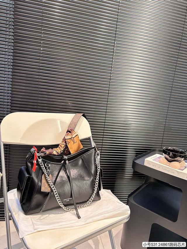 小 跳码芯片 配飞机盒折叠盒子 Lv 新款carryall 对比三月上市的iv新品直戳我心！ 男生也能背的全新纯黑 Carryall 男生背也超好看特别是这种随