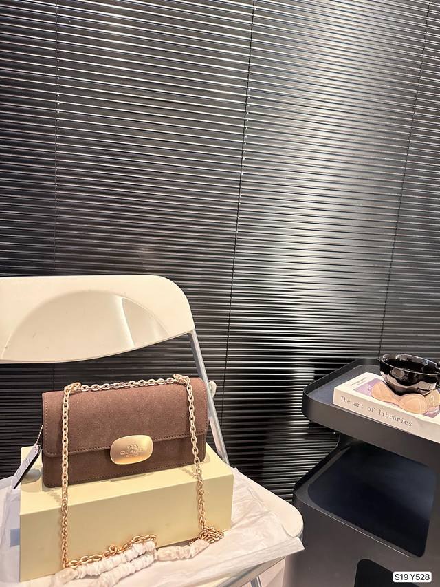 配折叠盒 蔻驰腋下包 Coach放大招！12月新款eliza 系列真的太好看了！简约设计，真的让人眼前一亮！颜色简单又不失优雅，时尚感满满,轻轻松松搭配出时尚感