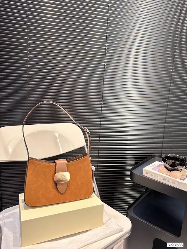 配折叠盒 麂皮蔻驰腋下 Coach放大招！12月新款eliza 系列真的太好看了！简约设计，真的让人眼前一亮！颜色简单又不失优雅，时尚感满满,轻轻松松搭配出时尚