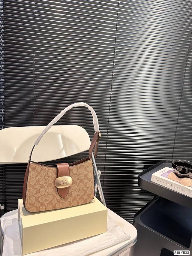 配折叠盒 蔻驰腋下 Coach放大招！12月新款eliza 系列真的太好看了！简约设计，真的让人眼前一亮！颜色简单又不失优雅，时尚感满满,轻轻松松搭配出时尚感，