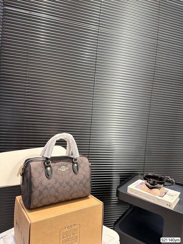 配折叠盒子 蔻驰枕头包出货 专柜同步 最新款 超级实用的款式 手提 斜挎多用款 原版电镀五金带logo 超级大牌 内衬logo时尚百搭款式 不挑年龄段 喜欢的抓