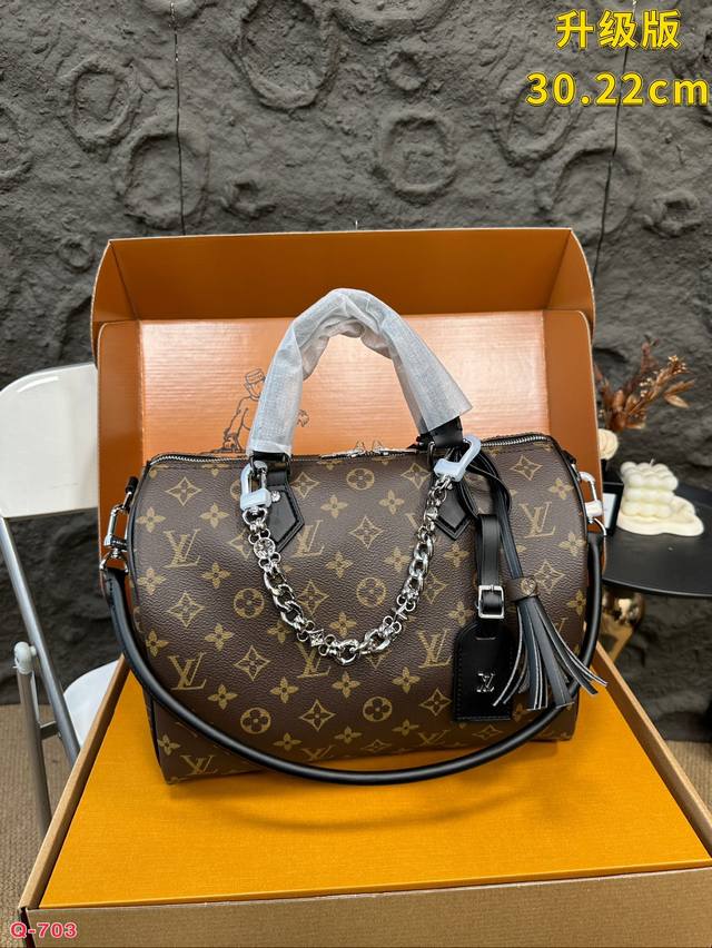 升级版全套包装 原单lv Keepallnigo Keepall 30.枕包 手袋是一款理想的都 市手袋。标志性的造型与经典的 Monogram 帆布，加之多种