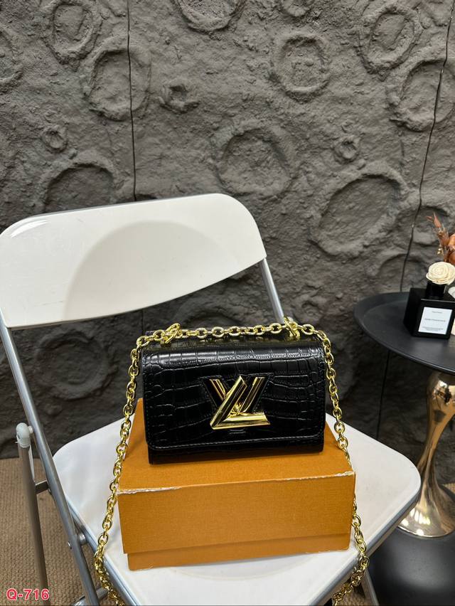 配折叠盒 尺寸 19.13Cm Lvtwist鳄鱼纹链条包这是一只有着小香风格的 外缝线设计太迷人了吧 萎格纹设计更是深入我心~ 链条可以单肩也可以斜挎，好实用