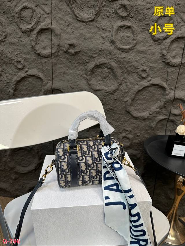 配折叠盒 原单dior迪奥枕头 这么好看的牛仔包，钢铁直女都得心动吧牛仔色是时尚界鼻祖，时尚达人的心头好枕头包大家都知道 能装，耐造~ 最近最火热度最高的一定是