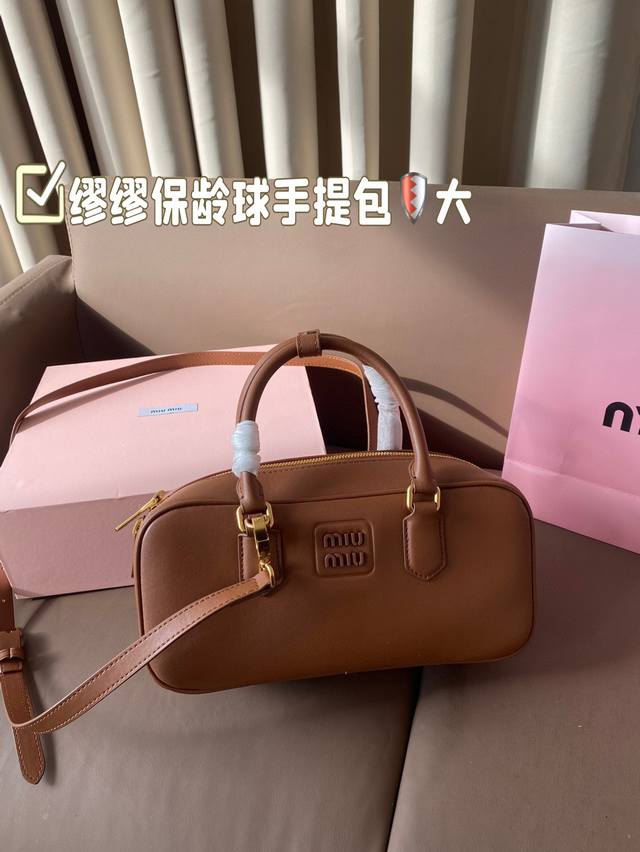 大 缪缪保龄球 纯皮缪缪miumiu 手提包 轻轻松松高级感 包包手感巨好容量也很不赖 简单却又不失华丽 不要觉得会炸眼太高调了什么的 根本不会！ 在你的精简穿