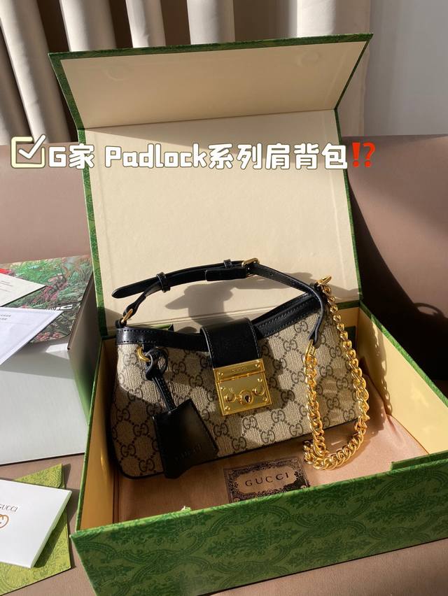牛皮版本 配镜子 Padlock系列小号肩背包 G家这款小号肩背包以品牌手工行李箱工作室起源为灵 感来源，采用黑色和乌木色gg Supreme帆布打造，亮眼呈现