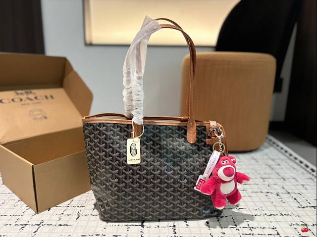 Size：33.26 戈雅购物袋 属于这个季节的购物袋 从头到尾全部都是客订哦！ Goyard 小托特 实物真的很有质感， 四季绝配！