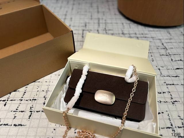 Coach 新品 Eliza 系列 Coach十二月新品来咯 全新系列eliza 系列链条包 员8 适合日常出行和旅游出行使用 方便的链条可以斜挎或者腋下 经典