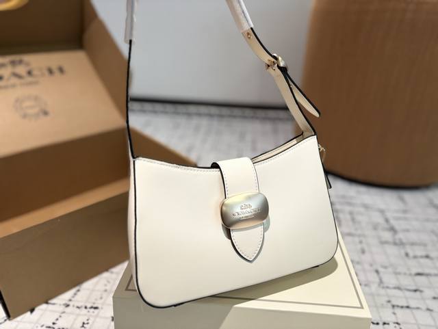 Coach 温柔色系eliza腋下包 Coach十一月新品小包 自然色系更好搭配 容量还不错 手机 尺寸25.16Cm 配礼盒