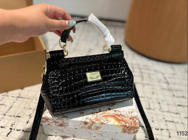 礼盒 Dg 杜嘉班纳 新款 手提 单肩 斜挎款 官网最新包 喜欢的不得了 特别有腔调 颜值无敌高 复古 优雅 奢华 大气 想到一切美好的词都想给它 一定要入的款 礼盒 Dg 杜嘉班纳 新款 手提 单肩 斜挎款 官网最新包 喜欢的不得了 特别有腔调 颜值无敌高 复古 优雅 奢华 大气 想到一切美好的词都想给它 一定要入的款