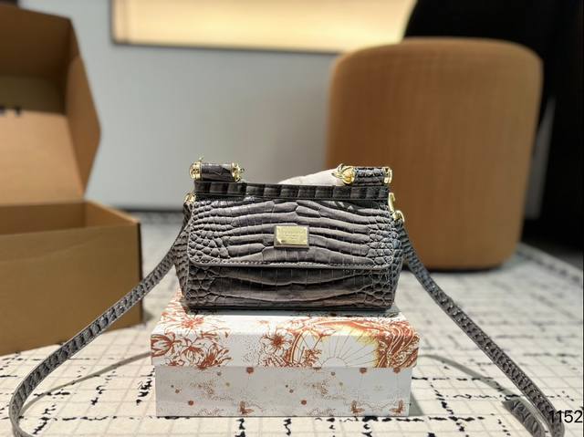 礼盒 Dg 杜嘉班纳 新款 手提 单肩 斜挎款 官网最新包 喜欢的不得了 特别有腔调 颜值无敌高 复古 优雅 奢华 大气 想到一切美好的词都想给它 一定要入的款