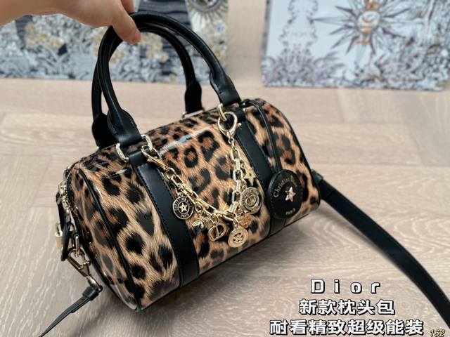 迪奥dior新款枕头包 耐看精致并超级能装 容量也很可日常出街必备 尺寸21 14