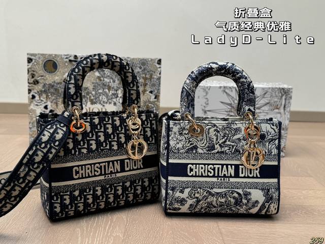 折叠盒 迪奥戴妃包 你值得拥有 # [ Dior] Lady D-Lite手袋# 这款是将经典优雅的气质与dior品牌代表的时尚风貌融为 一体。款式轻盈。可手提