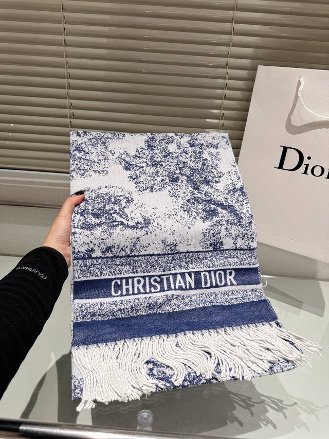 秋冬新款学院风双面围巾 手感厚实柔软 超级百搭时尚单品 可以当围巾、披肩！一面饰以“Christian Dior”标志条形图案，另一面饰以标志性的 Obliqu