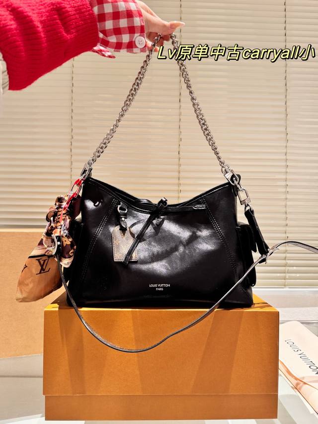 小号 原单 飞机盒折叠礼盒 Carryalldark 中号手袋 本款 Carrvall Dark 中号手袋以柔软羊皮革塑造时尚慵懒 廓形为 2024 春夏秀场造