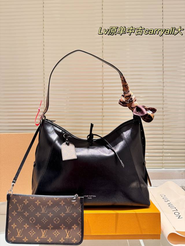 大号 原单 飞机盒折叠礼盒 Carryalldark 中号手袋 本款 Carrvall Dark 中号手袋以柔软羊皮革塑造时尚慵懒 廓形为 2024 春夏秀场造