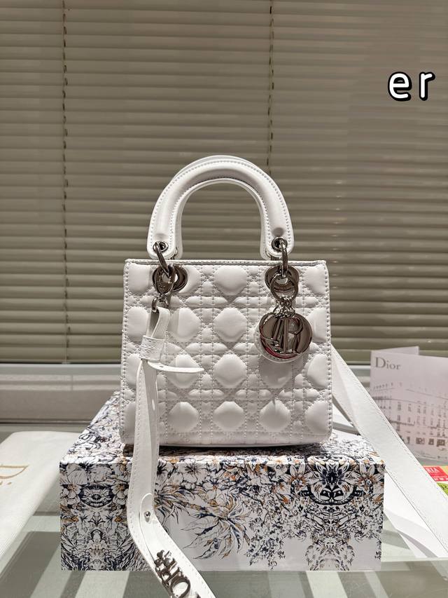 礼盒 Dior 戴妃包 Lady 内里配羊筋，采用羊皮革精心制作 中号款式，搭配可拆卸的链条肩带和可调节 可拆卸的皮革肩带，可手提、肩背或斜挎 是日常造型的理想