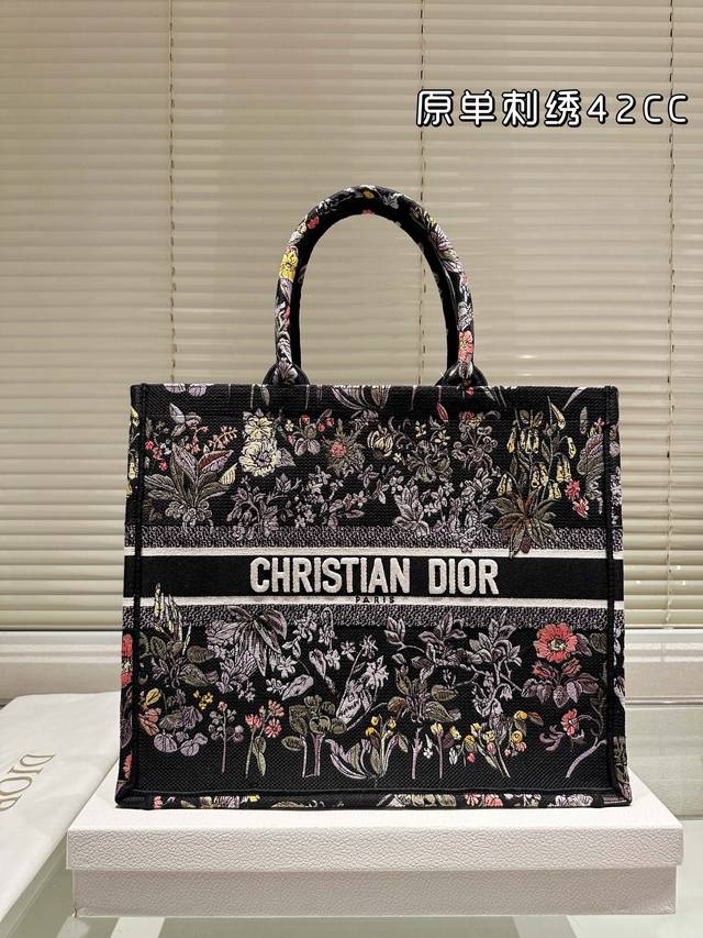 原单刺绣 215 190 Dior 提花 托特包 配内胆 Dior Book Tote今年最喜欢的一款购物袋 Tote我用的次数最多的包，因为容量超级大，不管什