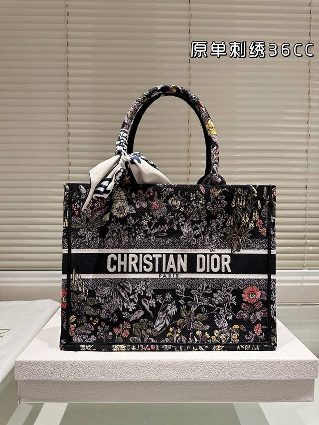 原单刺绣 215 190 Dior 提花 托特包 配内胆 Dior Book Tote今年最喜欢的一款购物袋 Tote我用的次数最多的包，因为容量超级大，不管什