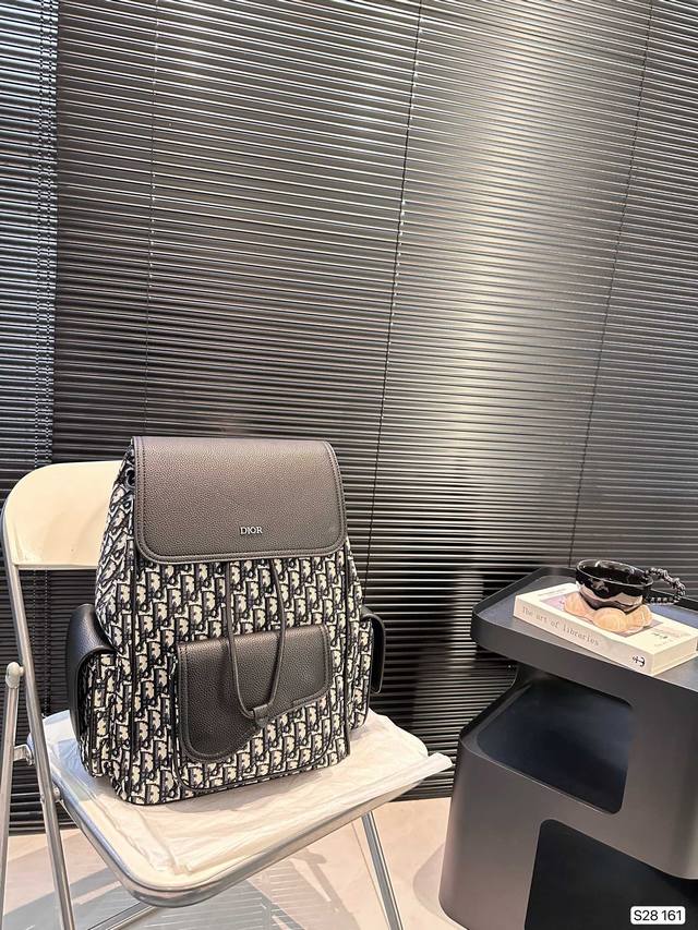 迪奥双肩出货 新款 男女背都好看 作为一只合格的双肩包 一定要好看 舒适 耐造 背包比较大 远途旅行带它准没错 也是学生党的最佳选择 超级实用 再适合不过小哥哥