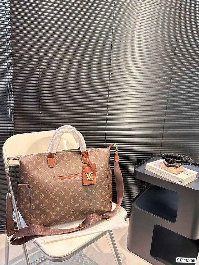 Lv旅行袋一只帅气能装的旅行袋 时尚爆发款火热来袭 包包采用原版皮质 超级厚实 耐磨 容量超大装衣服 鞋子超能装 无论是手提还是斜肩背上 都超好看. 尺寸:34 Lv旅行袋一只帅气能装的旅行袋 时尚爆发款火热来袭 包包采用原版皮质 超级厚实 耐磨 容量超大装衣服 鞋子超能装 无论是手提还是斜肩背上 都超好看. 尺寸:34